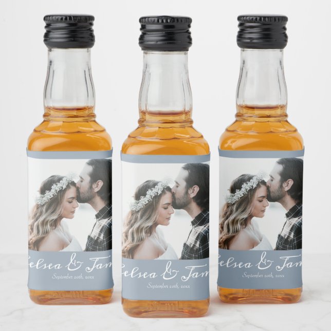 Personalisiert Dusty Blue Calligraphy Foto Wedding Alkoholflaschenetikett (Flaschen)