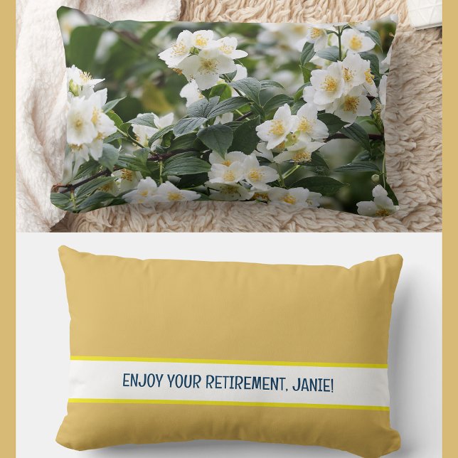Personalisiert Enjoy Your Retirement Jasmine Blume Lendenkissen (Elegant, modern personalized name Enjoy Your Retirement pillow. Jasmine flowers photo. Burnt yellow)