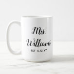 Personalisiert Est Your Date Present for Bride Kaffeetasse<br><div class="desc">personalisierten Mrs beschenken Ihr Datum,  Verlobung Geschenk für Brauteheirat,  Geschenk für Brauteheirat,  Mono Nachname neuverheiratet moderne,  Schwarz-Weiß-Kalligraphie-Skript,  Brautparty Geschenke vor kurzem verlobt,  Brautgeschenke gerade verheiratete Tasse,  Junggeselinnen-Abschied mrs Kaffee-Tasse,  kundenspezifische mrs Tee Tasse Honeymoon,  Braut Verlobte Tassen Braut Geburtstagsgeschenk</div>