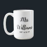 Personalisiert Est Your Date Present for Bride Kaffeetasse<br><div class="desc">personalisierten Mrs beschenken Ihr Datum,  Verlobung Geschenk für Brauteheirat,  Geschenk für Brauteheirat,  Mono Nachname neuverheiratet moderne,  Schwarz-Weiß-Kalligraphie-Skript,  Brautparty Geschenke vor kurzem verlobt,  Brautgeschenke gerade verheiratete Tasse,  Junggeselinnen-Abschied mrs Kaffee-Tasse,  kundenspezifische mrs Tee Tasse Honeymoon,  Braut Verlobte Tassen Braut Geburtstagsgeschenk</div>