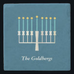 Personalisiert Familienname Hanukkah Menorah Blue Steinuntersetzer<br><div class="desc">Feiern Sie Hanukkah mit diesem eleganten, personalisierten Untersetzer aus Stein mit einer wunderschön gestalteten Menorah auf einem klassisch blauen Hintergrund. Dieser Untersetzer ist ideal, um Ihrer Wohngestaltung eine festliche Touch hinzuzufügen. Freuen Sie sich auf ein wohlüberlegtes Urlaubserlebnis oder eine stilvolle Ergänzung zu Ihrem Hanukkah-Tisch. Individuell mit einem Familiennamen für einen...</div>