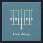 Personalisiert Familienname Hanukkah Menorah Blue Steinuntersetzer<br><div class="desc">Feiern Sie Hanukkah mit diesem eleganten, personalisierten Untersetzer aus Stein mit einer wunderschön gestalteten Menorah auf einem klassisch blauen Hintergrund. Dieser Untersetzer ist ideal, um Ihrer Wohngestaltung eine festliche Touch hinzuzufügen. Freuen Sie sich auf ein wohlüberlegtes Urlaubserlebnis oder eine stilvolle Ergänzung zu Ihrem Hanukkah-Tisch. Individuell mit einem Familiennamen für einen...</div>