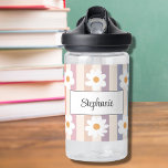 Personalisiert Floral Daisy Girly Trinkflasche<br><div class="desc">Diese niedliche Wasserflasche ist mit weißen Gängen auf einem gestreiften Hintergrund in Pastellfarben gestaltet. Einfach mit Ihrem Namen anpassbar. Ideal für Zurück zur Schule oder als Geschenk.</div>