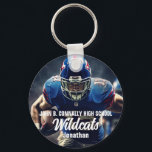 Personalisiert Football Player Foto High School Schlüsselanhänger<br><div class="desc">Dieser coole,  kundenspezifische High School Football Player Foto Schlüsselanhänger zeigt eine weiße Typografie Ihrer Mannschaft und Spielernamen. Personalisieren Sie das Maskottyp und das Foto eines 2. Athleten auf der Rückseite.</div>