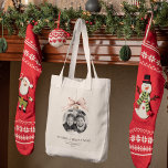 "Personalisiert frohe Weihnachten mit Foto Tragetasche<br><div class="desc">"Feiern Sie die Saison mit dieser Personalisierten Frohen Weihnachtsfeiertagstasche mit Ihrem individuellen Foto. Diese vielseitige und festliche Tasche eignet sich ideal zum Shoppen, Geschenken oder zum täglichen Gebrauch. Fügen Sie ein besonderes Foto hinzu, um es zu einem einzigartigen und nachdenklichen Geschenk zu machen, das Freunde und Familie während der gesamten...</div>