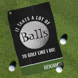 Personalisiert Funny Pun Golfer Golfhandtuch<br><div class="desc">Verbringen Sie ein wenig Spaß auf dem Golfplatz mit diesem lustigen personalisierten Handtuch. Mit einem klassischen schwarzen Hintergrund,  der in jede Farbe geändert werden kann und der Wortspiel 'IT BRAUCHT VIEL BALLS ZU GOLF WIE ICH!'. Einfach den Namen mit der bereitgestellten Vorlage anpassen.</div>