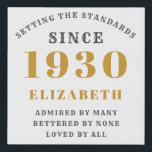 Personalisiert Geburtstag 1930 Elegant Gold Gray C Künstlicher Leinwanddruck<br><div class="desc">Ein einzigartiges personalisiertes Geburtstagsgeschenk für die geborenen 1930er Jahre mit Gold und Grau auf weißem Hintergrund. Dieser Leinwand-Ausdruck des Imitats ist mit der beiliegenden Vorlage leicht personalisiert.</div>
