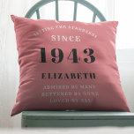 Personalisiert Geburtstag 1943 Pink Girly Elegant  Kissen<br><div class="desc">Feiern Sie mit unserem personalisierten 80. Geburtstagskissen einen Meilenstein im Stil. Dieses elegante und elegante Kissen besticht durch ein individuelles rosa und graues Design, das perfekt dazu geeignet ist, jedem Schlafzimmer oder Wohnbereich eine Touch Glamour hinzuzufügen. Personalisieren Sie es mit dem Namen des Geburtstagsmädchens oder Jungen, plus seinem Geburtstag, und...</div>