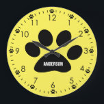 Personalisiert-Gelbe Hundspange Große Wanduhr<br><div class="desc">Eine personalisierte gelbe Hundsuhr,  die Sie einfach auf dem Pfotendruck mit Namen versehen können. Diese personalisierte Hundsuhr würde einem Hundefreund ein großartiges Geschenk machen.</div>