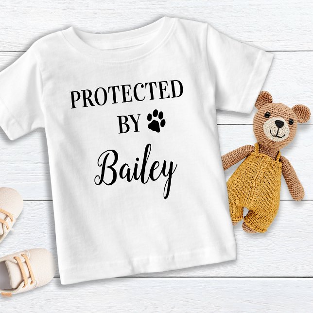 Personalisiert geschützt durch Hunde Baby T-shirt (Von Creator hochgeladen)