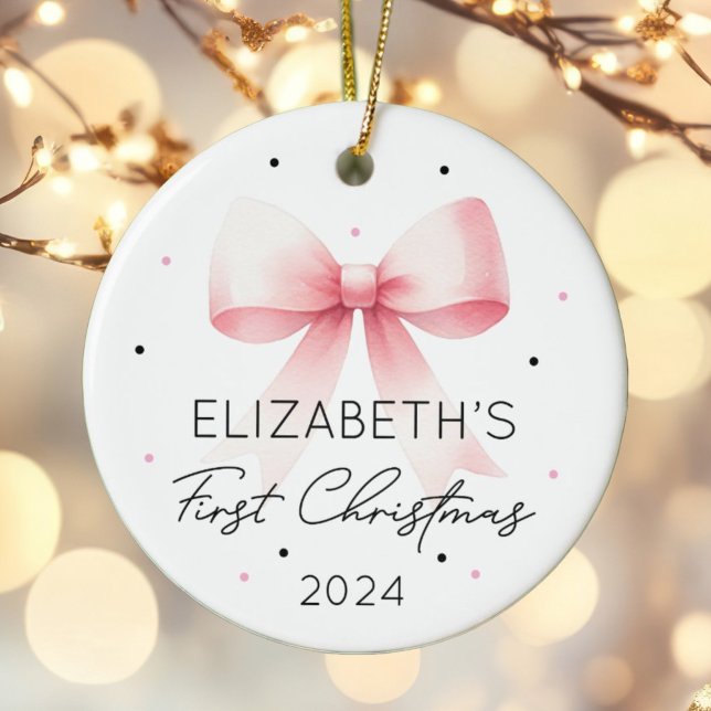 Personalisiert Girl Baby First Christmas Pink Bow Keramik Ornament (Von Creator hochgeladen)