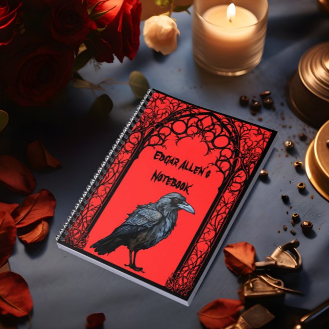 Personalisiert Gothic Raven Notizblock (A notebook with a raven and gothic frame on the cover lies on a table.)
