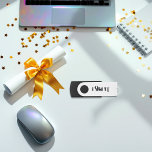 Personalisiert habe ich IT Computer Science Abschl USB Stick<br><div class="desc">Feiern Sie Ihren technisch versierten Absolventen mit diesem maßgeschneiderten I Do IT USB Stick! Dieses stilvolle und praktische Flash-Laufwerk eignet sich perfekt für Computerwissenschaften, IT und Ingenieurskunst und sorgt für Spaß und Funktionsfähigkeit beim Abschluss. Die Vorderseite zeigt die spielerische Retro-Typografie "I Do IT", während die Rückseite mit dem Namen des...</div>