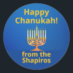Personalisiert Happy Chanukah! Menorah Runder Aufkleber<br><div class="desc">Personalisiert Happy Chanukah! Menorah Classic Round Aufkleber</div>