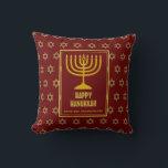 Personalisiert | HAPPY HANUKKAH | Menorah | ROT Kissen<br><div class="desc">Stilvolles festliches Kissen mit Imitaten goldenem Stern von David im subtilen Hintergrund und große goldfarbene Menorah in der Mitte. Der Platzhaltertext ist anpassbar, sodass Sie HAPPY HANUKKAH in einen Gruß Ihrer Wahl (Text ähnlicher Länge) oder in Ihrer eigenen Sprache ändern können. Teil der HANUKKAH Kollektion. Blaue Version auch in der...</div>