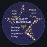 Personalisiert HAPPY HANUKKAH Runder Aufkleber<br><div class="desc">Stilvoll blau und goldfarben personalisierte HANUKKAH Aufkleber wünschen Ihrer Familie und Freunden ein Happy Hanukkah. Das Design zeigt Text, der HAPPY HANUKKAH in weißer Typografie in der Mitte sagt, mit PEACE, LIEBE & JOY in goldfarbener Typografie in einer Ecke, und auch in HEBREW in der anderen Ecke geschrieben. Das ist...</div>