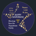 Personalisiert HAPPY HANUKKAH Runder Aufkleber<br><div class="desc">Stilvoll blau und goldfarben personalisierte HANUKKAH Aufkleber wünschen Ihrer Familie und Freunden ein Happy Hanukkah. Das Design zeigt Text, der HAPPY HANUKKAH in weißer Typografie in der Mitte sagt, mit PEACE, LIEBE & JOY in goldfarbener Typografie in einer Ecke, und auch in HEBREW in der anderen Ecke geschrieben. Das ist...</div>