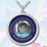 Personalisiert Happy Nurse Retirement Geschenke Bl Versilberte Kette<br><div class="desc">Unsere Personalisierte Happy Nurse Retirement Geschenke Silver Plated Necklace ist eine schöne und sentimentale Geschenkoption für Rentner. Damit sollen ihre Jahre harter Arbeit und Hingabe geehrt werden. Es verfügt über ein Foto und Sie können den Text anpassen. Die Halskette dient als Erinnerung ihrer Auswirkungen auf das Leben ihrer Patienten. Das...</div>