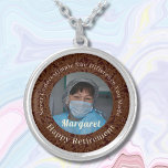Personalisiert Happy Nurse Retirement Geschenke Br Versilberte Kette<br><div class="desc">Unsere Personalisierte Happy Nurse Retirement Geschenke Silver Plated Necklace ist eine schöne und sentimentale Geschenkoption für Rentner. Damit sollen ihre Jahre harter Arbeit und Hingabe geehrt werden. Es verfügt über ein Foto und Sie können den Text anpassen. Die Halskette dient als Erinnerung ihrer Auswirkungen auf das Leben ihrer Patienten. Das...</div>