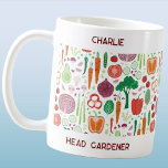 Personalisiert Head Gardener Kaffeetasse<br><div class="desc">Ein lustiges Gemüsemuster,  perfekt für Ihren Lieblings-Gärtner. Ändern Sie den Namen und den Kopf-Gärtner Text zu personalisieren. Originelle Kunst von Nic Squirrell.</div>