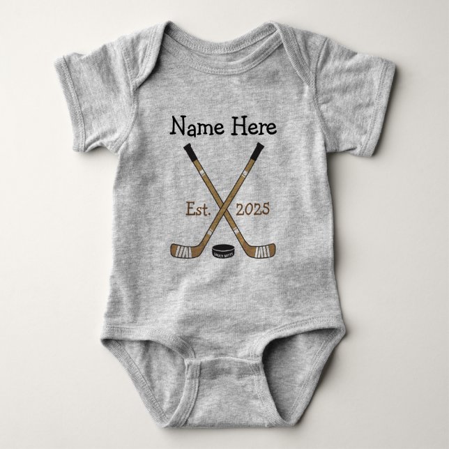 Personalisiert Hockey Baby Name Geburtsjahr Gebore Strampler (Vorderseite)