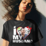Personalisiert I Liebe Mein Husband Herz Foto T-Shirt<br><div class="desc">Custom Personalisiert One Of A Kind Foto Heart Shirts von Ricaso - Liebe Herz Foto Template Design .. einfach fügen Sie Ihr eigenes Foto zu diesem großen maßgeschneiderten T - Shirt mit fett I LIEBE MY HUSBAND (fügen Sie Ihren eigenen Text oder verlassen, wie es ist) einfach zu personalisieren .....</div>