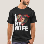 Personalisiert I Liebe Meine Ehefrau Herz Foto T-Shirt<br><div class="desc">Custom Personalisiert One Of A Kind Foto Heart Shirts von Ricaso - Liebe Herz Foto Template Design .. einfach fügen Sie Ihr eigenes Foto zu diesem großen maßgeschneiderten T - Shirt mit fett I LIEBE MY EHEFRAU (fügen Sie Ihren eigenen Text oder verlassen, wie es ist) einfach zu personalisieren .....</div>