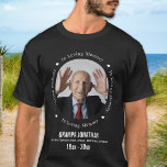 Personalisiert in Memorial zum Gedenken an das Mem T-Shirt<br><div class="desc">Ehre deinen Lieben mit einem maßgeschneiderten Foto-Denkmal-T - Shirt. Dieser einzigartige Denkmalschutz ist das perfekte Geschenk für sich selbst, Familie oder Freunde, um Ihre Liebsten zu ehren. Wir hoffen, dass Ihr T - Shirt Ihnen Frieden, Freude und glückliche Erinnerungen bringen wird. Zitat "In Loving Memory". Mit beliebigem Foto, Name, Datum...</div>