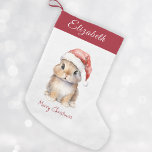 Personalisiert in Red Santa's Hat sonnig Kleiner Weihnachtsstrumpf<br><div class="desc">Personalisierter Weihnachts-Weihnachten-Strumpf,  perfekt für Ihre Kleinen in dieser Ferienzeit. Dieser bezaubernde Strumpf ist mit einem niedlichen,  schneebedeckten Hut eines Weihnachtsmanns geschmückt. Strumpf kann mit dem Namen Ihres Kindes personalisiert sein. Halten Sie es auf Ihrem Kaminzimmer oder im Kinderzimmer,  um Ihrer Zuhause eine festliche Touch hinzuzufügen.</div>