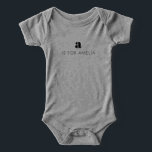 Personalisiert Initial ist für Name Niedlich Sweet<br><div class="desc">Dieser hübsche Säugling-T - Shirt zeichnet sich durch ein minimalistisches und Retro-modernes Design aus, mit dem ersten und dem Namen Ihres kleinen in einem süßen, einfachen Schriftart. Dieses personalisierte Shirt ist perfekt für Babys, die es stilvoll und dennoch unterschätzt behalten haben. Es ist eine durchdachte und einzigartige Art, ihre Individualität...</div>