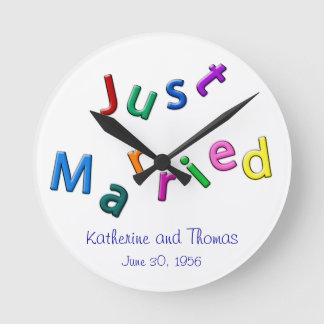 Personalisiert Just Married Jumbled Letters Runde Wanduhr
