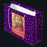 Personalisiert Kid Foto Happy Birthday Gold Crown Große Geschenktüte<br><div class="desc">Verwöhnen Sie Ihre Geschenke in einer lila, königlichen Geschenktasche, die mit einem eleganten Hintergrund goldglänzender Sterne besticht. Dieses helle Design mit einem Foto Ihrer jungen Geburtstagsfrau, komplett mit einer schönen Goldprinzessin-Krone. Fügen Sie eine besondere Touch mit einem personalisierten Gruß hinzu, wie zum Beispiel "Glücklicher Geburtstag, [Kindername]!" Diese Geschenktasche ist perfekt...</div>
