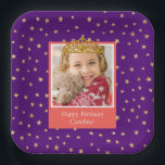 Personalisiert Kid Foto Happy Birthday Gold Crown Pappteller<br><div class="desc">Feiern Sie Ihren besonderen Tag im königlichen Stil mit dieser lila Papiertafel, die einen eleganten Hintergrund goldglänzender Sterne bietet. Dieses helle Design mit einem Foto Ihrer jungen Geburtstagsfrau, komplett mit einer schönen Goldprinzessin-Krone. Fügen Sie eine besondere Touch mit einem personalisierten Gruß hinzu, wie zum Beispiel "Glücklicher Geburtstag, [Kindername]!" Dieses skurrile...</div>