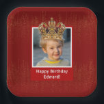 Personalisiert Kid Foto Happy Birthday King Crown Pappteller<br><div class="desc">Feiern Sie Ihren besonderen Tag im königlichen Stil mit dieser roten Papierplatte, die einen eleganten Hintergrund goldfarbener Linien aufweist. Dieses helle Design mit einem Foto Ihres jungen Geburtstagsjungen, komplett mit einer wunderschönen Goldkönig- oder Prinzenkrone. Fügen Sie eine besondere Touch mit einem personalisierten Gruß hinzu, wie zum Beispiel "Glücklicher Geburtstag, [Kindername]!"...</div>