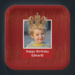 Personalisiert Kid Foto Happy Birthday King Crown Pappteller<br><div class="desc">Feiern Sie Ihren besonderen Tag im königlichen Stil mit dieser roten Papierplatte, die einen eleganten Hintergrund goldfarbener Linien aufweist. Dieses helle Design mit einem Foto Ihres jungen Geburtstagsjungen, komplett mit einer wunderschönen Goldkönig- oder Prinzenkrone. Fügen Sie eine besondere Touch mit einem personalisierten Gruß hinzu, wie zum Beispiel "Glücklicher Geburtstag, [Kindername]!"...</div>