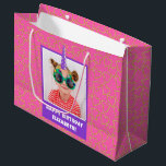 Personalisiert Kid Foto Happy Birthday Unicorn Große Geschenktüte<br><div class="desc">Verwöhnen Sie Ihre Geschenke in einer festlich angelegten großen rosa Geschenktasche, die ein lustiges Foto mit einem lila Einhornhorn bietet. Im Hintergrund sind die hübschen goldenen Glitzer-Herzen. Personalisieren Sie dieses helle Design mit einem Foto Ihres kleinen Geburtstagsjungen oder -mädchens. Fügen Sie eine besondere Touch mit einem personalisierten Gruß hinzu, wie...</div>