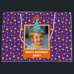 Personalisiert Kid Foto Happy Birthday w/ Blue Hat Große Geschenktüte<br><div class="desc">Lassen Sie Ihre Geschenke in einer festlichen, individuellen, großen lila Geschenktasche mit einem lustigen Display von orangen und gelben Sternen und Kreise. Personalisieren Sie dieses helle Design mit einem Foto Ihres kleinen Geburtstagsjungen oder -mädchens, komplett mit einem fröhlichen blauen Geburtstagshut. Fügen Sie eine besondere Touch mit einem personalisierten Gruß hinzu,...</div>
