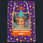 Personalisiert Kid Foto Happy Birthday w/ Blue Hat Mittlere Geschenktüte<br><div class="desc">Lassen Sie Ihre Geschenke in einer festlichen, lila Geschenktasche mit einem lustigen Display von orangen und gelben Sternen und Kreise. Personalisieren Sie dieses helle Design mit einem Foto Ihres kleinen Geburtstagsjungen oder -mädchens, komplett mit einem fröhlichen blauen Geburtstagshut. Fügen Sie eine besondere Touch mit einem personalisierten Gruß hinzu, wie zum...</div>