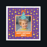 Personalisiert Kid Foto Happy Birthday w/ Blue Hat Serviette<br><div class="desc">Feiern Sie Ihren Geburtstag mit einer festlichen lila Papierserviette, die eine lustige Darstellung von orangen und gelben Sternen und Kreise bietet. Personalisieren Sie dieses helle Design mit einem Foto Ihres kleinen Geburtstagsjungen oder -mädchens, komplett mit einem fröhlichen blauen Geburtstagshut. Fügen Sie eine besondere Touch mit einem personalisierten Gruß hinzu, wie...</div>