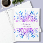 Personalisiert Lila botanische Planer<br><div class="desc">Dieser moderne Blumenplaner ist mit lila und blauen Aquarelltönen dekoriert. Einfach mit dem Jahr, Ihrem Namen oder Monogramm anpassbar. Ändern Sie mithilfe des Entwurfstools die Textgröße, den Stil oder die Farbe. Wenn wir unsere Kunstwerke erstellen, werden Sie dieses exakte Bild von anderen Designern nicht finden. Original Wasserfarbe © Michele Davies....</div>