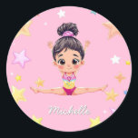 Personalisiert Little Gymnast Girl Christmas Pink Runder Aufkleber<br><div class="desc">Personalisieren Sie diesen Aufkleber,  um ihn zu einem einmaligen Geschenk zu machen,  das jeden jungen Gymnastiker begeistern wird. Fügen Sie allen Ihren Ferienkünsten und Dekorationen eine besondere Touch mit diesem charmanten,  individuell gestaltbaren Design hinzu.</div>