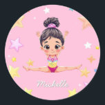 Personalisiert Little Gymnast Girl Christmas Pink Runder Aufkleber<br><div class="desc">Personalisieren Sie diesen Aufkleber,  um ihn zu einem einmaligen Geschenk zu machen,  das jeden jungen Gymnastiker begeistern wird. Fügen Sie allen Ihren Ferienkünsten und Dekorationen eine besondere Touch mit diesem charmanten,  individuell gestaltbaren Design hinzu.</div>