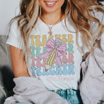 Personalisiert mit dem Namen Pink Bow Lehrer Custo T-Shirt<br><div class="desc">Erhöhen Sie Ihren Unterrichtsschrank mit unserem Personalisierten T - Shirt mit dem Namen Pink Bow Lehrer Custom, einem Symbol für Stil und Hingabe. Dieses Tee verbindet klassische Eleganz mit einer Touch von Weisheit und einem zauberhaften rosa Bogen-Design, das ein Retro-Coquette-Ambiente verleiht. Egal ob Sie ein erfahrener Pädagoge sind oder eine...</div>