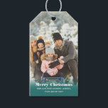 Personalisiert mit Name Custom Foto Christmas Geschenkanhänger<br><div class="desc">Fügen Sie Weihnachtsgeschenke mit diesen personalisierten Foto Geschenketiketten eine besondere Touch hinzu. Sie sind bereit,  mit Ihrem eigenen Foto in vertikaler oder portraitorientierter Ausrichtung mit Ihrem persönlichen Gruß zusammen mit Namen oder anderen unten stehenden Texten in antiken Elfenbein-Schriftzeichen vor einem dunklen aquamarinen Hintergrund angepasst zu werden.</div>