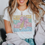Personalisiert mit Name Kindergarten Lehrer Custom T-Shirt<br><div class="desc">Herzlich willkommen im neuen Schuljahr mit unserem Personalisierten Kindergartenlehrer Custom Crewneck T - Shirt, einer angenehmen Mischung aus Komfort und Charme, die speziell für engagierte Lehrer zugeschnitten ist. Dieser benutzerdefinierte T - Shirt wurde mit einem spielerisch rosa Bogen und einer Retro-inspirierten Grafik entworfen und fügt Ihrem alltäglichen Unterrichtskleid eine Touch...</div>