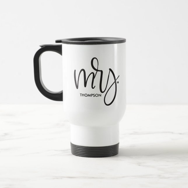 Personalisiert Modern Mrs. Script Wedding Reisebecher (Links)