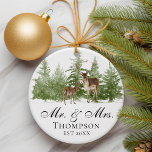Personalisiert Mr. And Mrs. Husband and Ehefrau Cu Ornament<br><div class="desc">Feiern Sie die Reise eines frisch verheirateten Paares mit unserem Personalisierten Mr. und Mrs. Husband und Ehefrau Custom Ornament. Dieser Brauch-Ornament dient als geschätzter Pfarrer, der an ihre ersten Weihnachten gemeinsam als Ehemann und Ehefrau erinnert. Mit einem charmanten Hirsch und Wald und einem naturlich inspirierten Design empfängt es die Schönheit...</div>