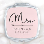 Personalisiert Mrs Bride Elegant Wedding Taschenspiegel<br><div class="desc">Feiern Sie die Braut mit unserer Personalisierten Frau Bride Elegant Wedding Compact Mirror mit einem eleganten, modernen Design in Schwarz und Rosa. Dieser minimalistische und extravagante Kompaktspiegel ist das ideale Geschenk für die frisch verheiratete Braut und bietet eine stilvolle Touch, die sowohl praktisch als auch persönlich für die ganz besondere...</div>