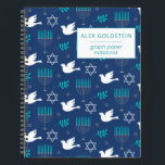 Personalisiert Name Dove Blue Menorah Hanukkah Notizbuch<br><div class="desc">Dieses außergewöhnliche Notizbuch aus Graphen zeichnet sich durch ein ganz besonderes Hanukkah-Muster aus,  mit Menorahs,  Friedenstruppen und jüdischen Sternen,  die in aquamarinem Blau illustriert sind. Das Cover ist mit Ihrem Namen personalisiert,  sodass es ein perfektes Geschenk für die Urlaubssaison ist. Ideal,  um Notizen,  Skizzen oder Pläne zu verbinden.</div>