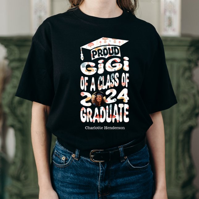 Personalisiert Name Foto Proud Gigi 2024 Graduate T-Shirt (Von Creator hochgeladen)